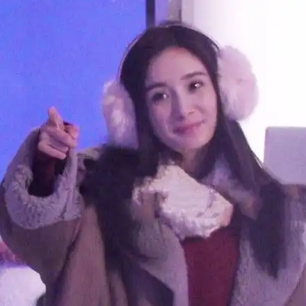 张彬彬杨幂一起现身上海演情侣,雪地上演捧脸杀