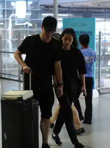 刘翔吴莎情侣黑现身机场十指紧扣一路腻歪