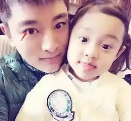 做了雾眉美瞳线,42岁何炅变18岁美男