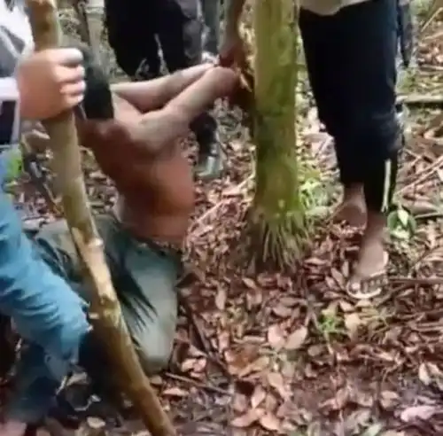 印尼9岁男孩睡梦中被吵醒,发现母亲被侵犯,英勇救母被乱刀砍死