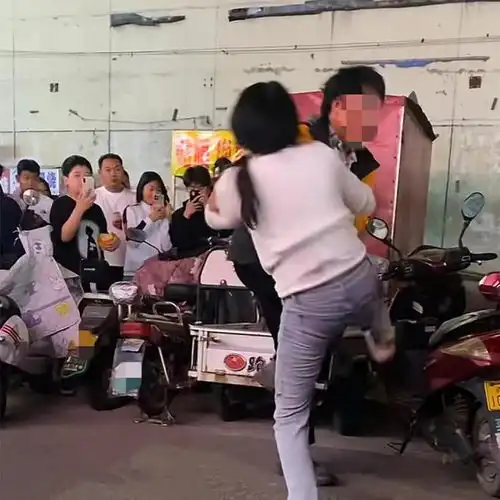 河南一女子找男闺蜜玩,在许昌被男友抓现行,怀孕的事解释不清了