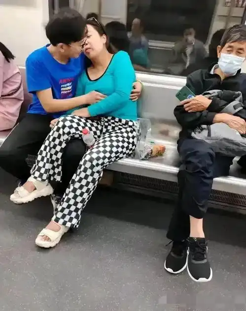 年轻情侣地铁上深情亲吻,网友教坏小孩子