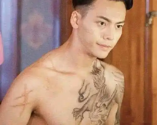 同样是纹身陈伟霆霸气,岳云鹏可爱,却都输给了他的经典