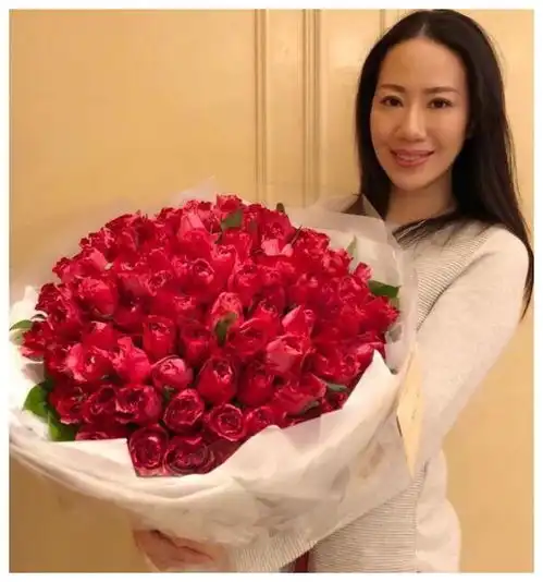 情人节众星秀恩爱,王俊凯最实在,手捧狗粮狂撩迷妹