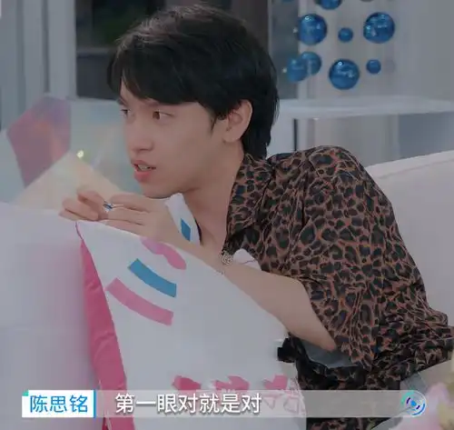 心动的信号4男3私自吃光女2饼干,男1生气指责,火药味再升级
