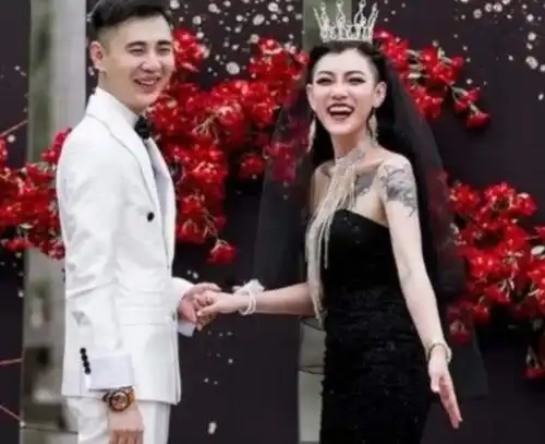 曾经满身纹身穿黑婚纱爆红的新娘,如今变成这副模样,简直判若两人