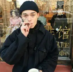 图片中的人物是谁