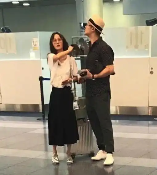 男友求婚姚笛36岁生日手捧玫瑰花,幸福流淌在脸上