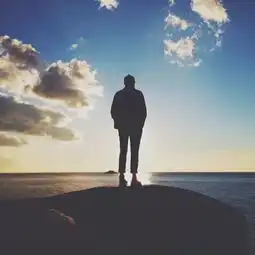 头像男海边背影黄昏分开