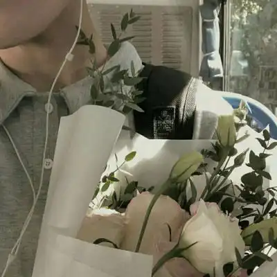 手里捧着花拿花的男生头像