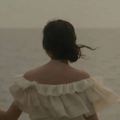 欧美风女头像高冷,一个人在海边是孤独的