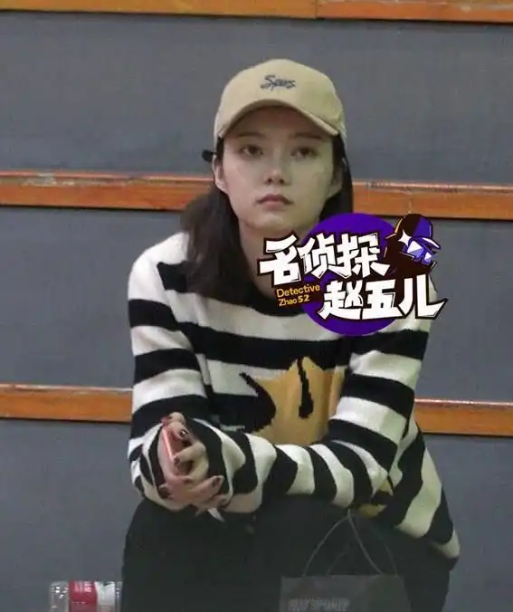 恋情曝光张哲瀚搂抱网红美女被摸大腿,此前曾戴情侣帽同行,女方颜值高