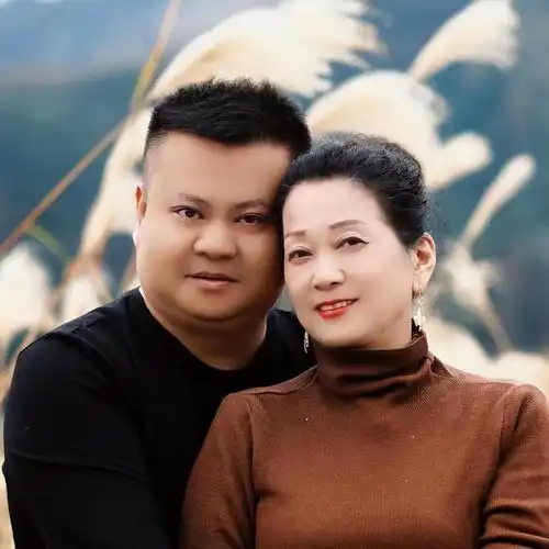 我65岁,曾离婚负债抑郁,跟小24岁男友厮守21年,他替我照顾前夫