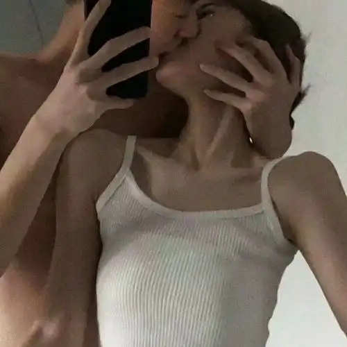 情侣头像初见是惊鸿一瞥怦然心动是你