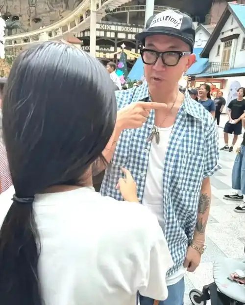 大s素颜度假被吐槽老,与具俊晔又纹情侣手镯,带孩子去韩国,却不让回北京
