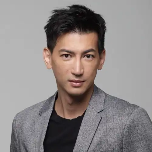 45岁女星自曝结婚与小7岁男友因疫情结缘,男方曾在厕所求婚