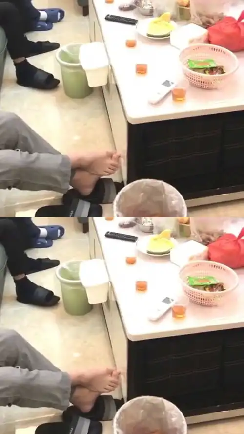 一群大男人在看电视,这么的聚精会神,原来是在看动画片呀