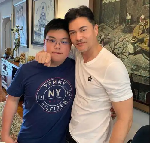 吕良伟18岁儿子近照曝光,身材肥胖颜值油腻,与老爸差距好大