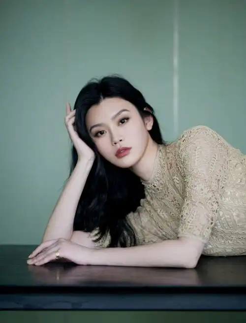 奚梦瑶晒被何猷君亲吻视频庆32岁生日低调秀恩爱,老公儿子合影爱意满满,她的人生圆满了