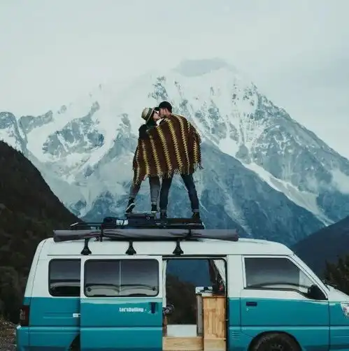 让汪涵羡慕,让钱峰感动,这对情侣蜗居在4㎡面包车内,却过成了现实版向往的生活