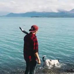 男生在海边带帽背影头像