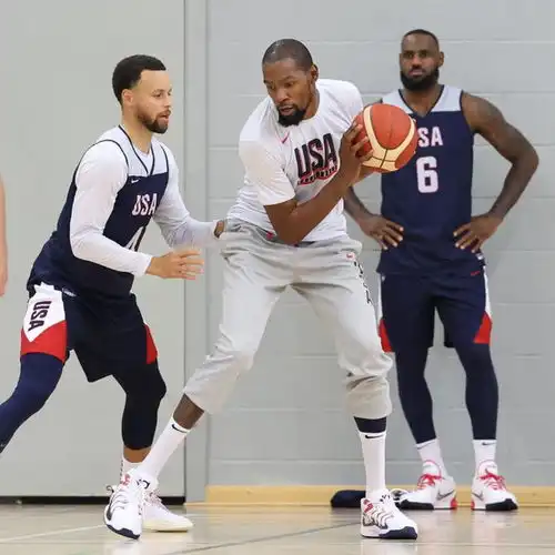 与詹姆斯联合发布三巨头合影库里更换头像简介奥运金牌得主