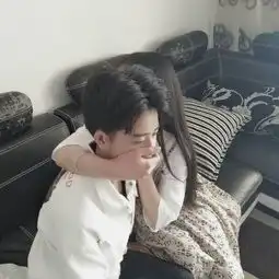 若你早与他人两心同何苦惹我错付了情衷.