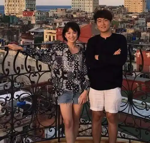 宋慧乔婚后首接新剧,晒男朋友路透照,穿花衬衣依旧18岁