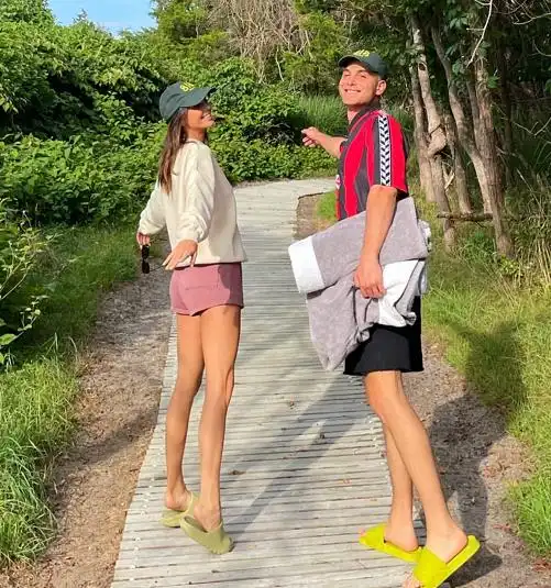 小跟班没话语权詹娜和男闺蜜搂搂抱抱,旁边的布克为何不介意
