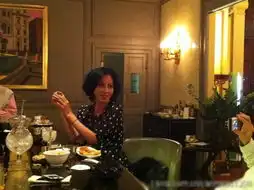 刘嘉玲手捧玫瑰大晒美照惬意享受罗马假日