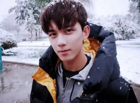 吴磊初雪美颜暴击网友却心痛不已,和王俊凯同争初恋男神宝座