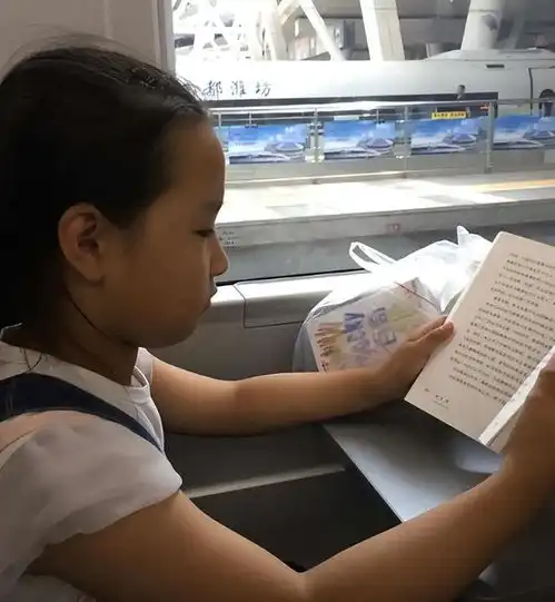 你们不生小孩吗高铁情侣嫌小孩吵被家长怒怼,殃及全车人