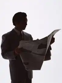 站着看报纸的正装男士下载1159843