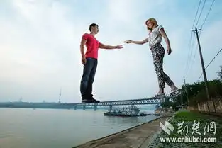 网红情侣拍高难度悬浮照示爱大武汉