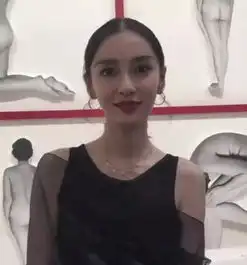ab参加时装周被抓拍,妆好浓额头像杨幂,旁边秀智怎么胖这么多