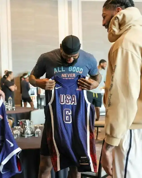 仪式感詹皇浓眉喜提美国男篮球衣笑容灿烂,菜鸟库里试穿小卡假笑