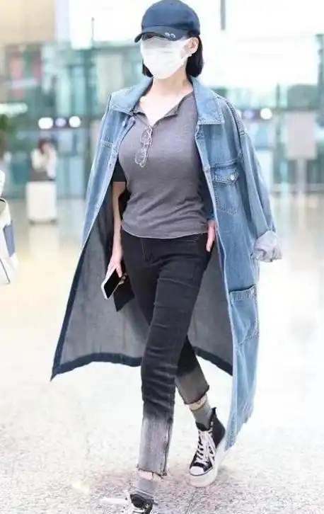 许晴罕见换风格,大衣半穿半披霸气似女大佬,又美又飒真带感