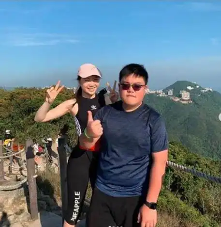 吕良伟18岁儿子近照曝光,与甄子丹女儿同行爬山,颜值不如父母