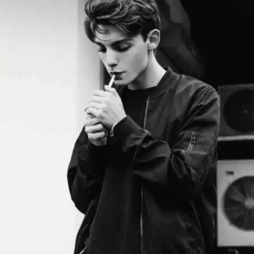 我女儿13岁,上初一,有早恋顷向,不爱学习,对成绩差无所谓,不愿听我们的劝导,该如果沟通