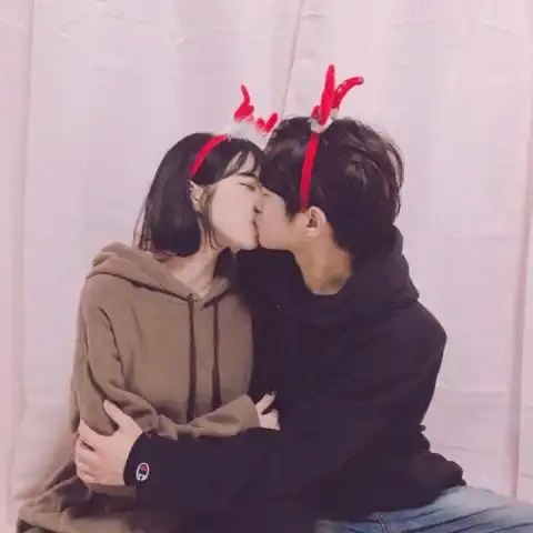 情侣头像真人一人一半接吻情侣双人两张吻快手专用尺寸图片