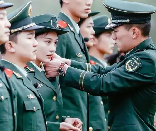 张馨予产后复出,一身军装又美又飒,被兵哥哥们大喊军嫂好