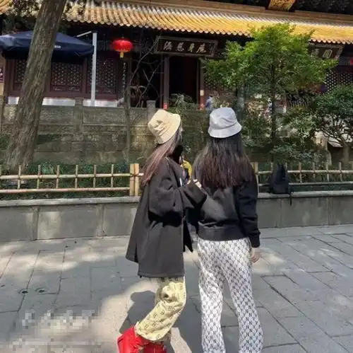 by2姐妹低调现身普陀山拜佛祈福虔诚双手合十