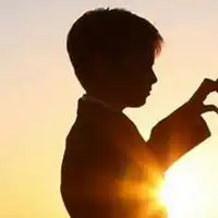 黄昏下海边小男孩小女孩手指拼成个心的图片求全图,或另一半