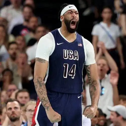 美国男篮夺冠定妆照出炉杜兰特咬金牌显独特气质库里秀法语版晚安