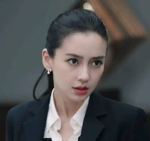 杨颖身穿斗篷形象优雅,比创业时代中更加自信