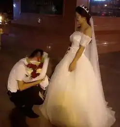 女子穿婚纱跪地求婚,男子这婚应该是我来求