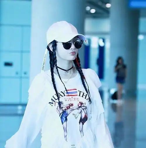 李小璐认识pgone之后变身嘻哈少女,但她之前的穿衣风格却是这样的