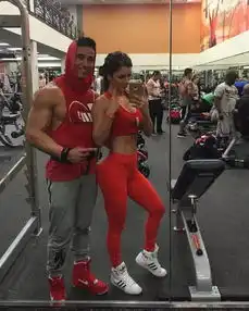 情侣网红全球第一的性感健身女神,和肌肉男友这样秀恩爱