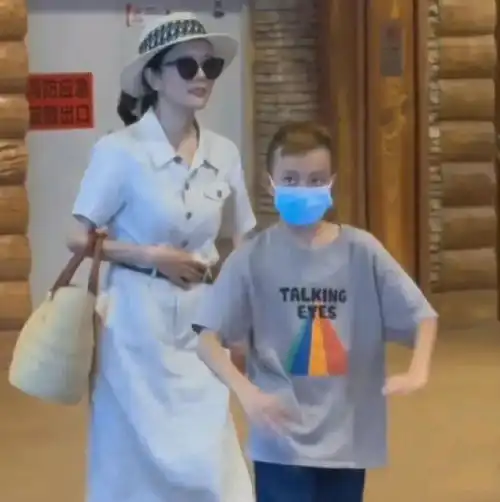 汪涵9岁儿子曝光,看到他的头发,有些出乎大家的意料