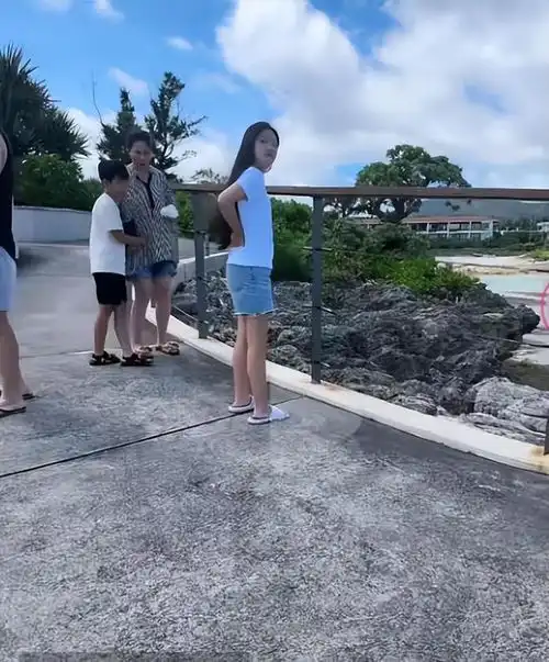 大s女儿和汪小菲团聚,披着一头长发,张兰感慨孙女长大了好多